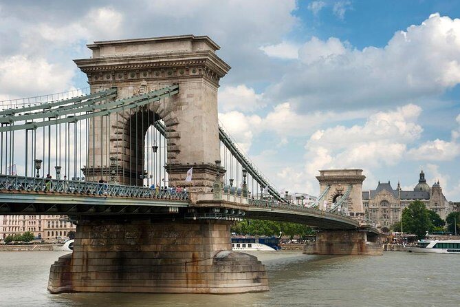 Classic Walk in Budapest - From Szent István tér to St. Stephen’s Basilica: start at the city’s heart
