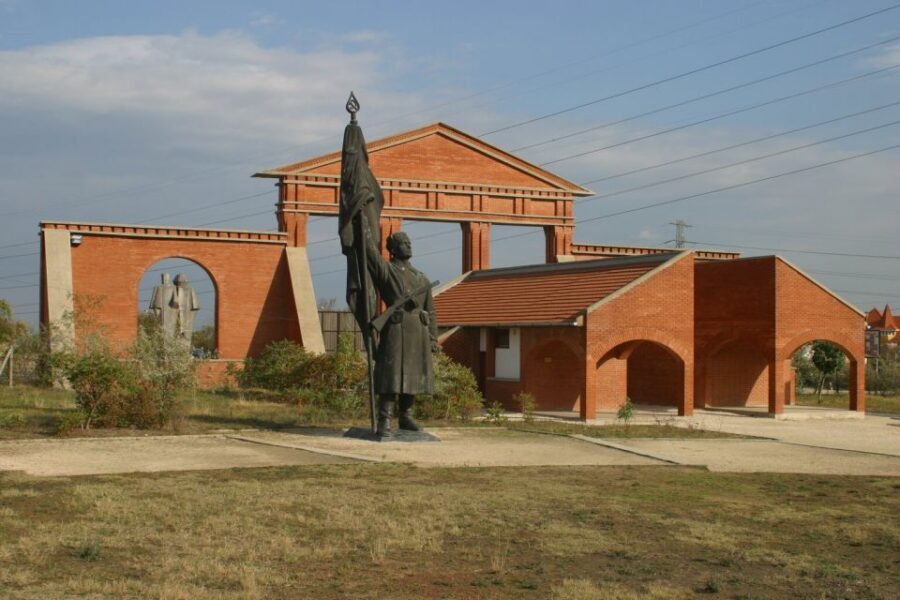 Memento Park: Official Guided Tour with Entry Ticket - Stalin’s Grandstand and its hidden rooms
