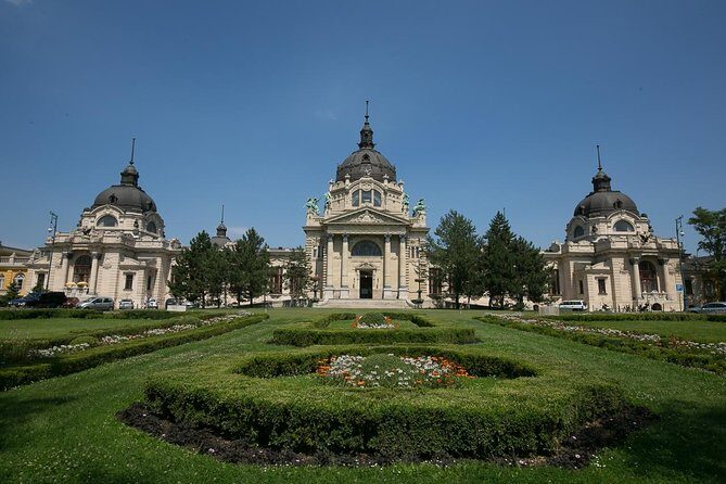Private Budapest Bike Tour with Cafe Stop - St. Stephen’s Basilica and the Danube Promenade