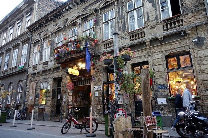Private Budapest Ruin Bar Tour with Local Drinks & Street Food - The 3-Hour Plan: Several Stops, One Smooth Pace