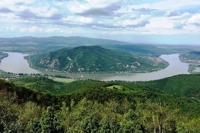 Private Danube Bend Experience with a comfortable air conditioned car - Lunch at a traditional Hungarian restaurant (budgeting tip)