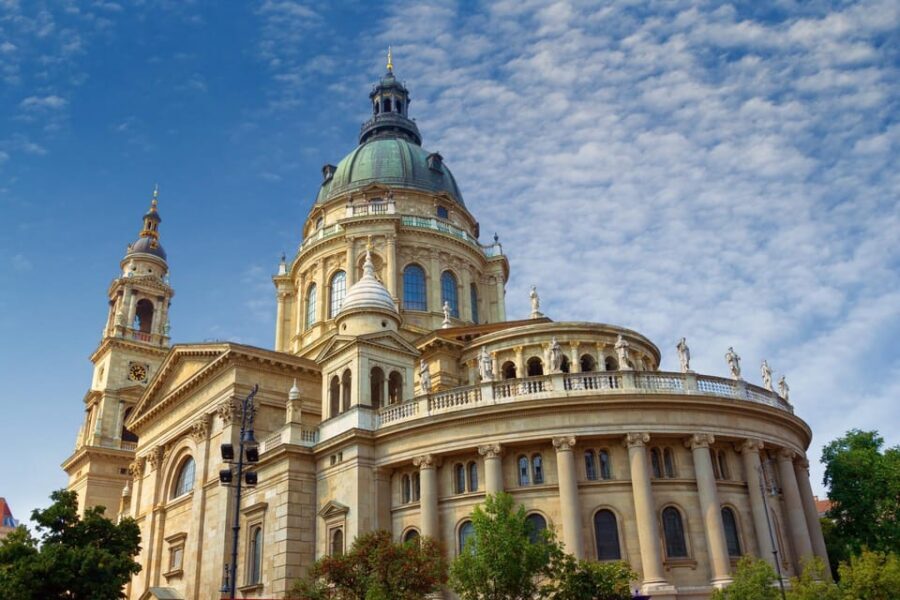 Skip-the-line St. Stephen's Basilica Guided Tour - Meeting point at Madal Café: how to start without confusion