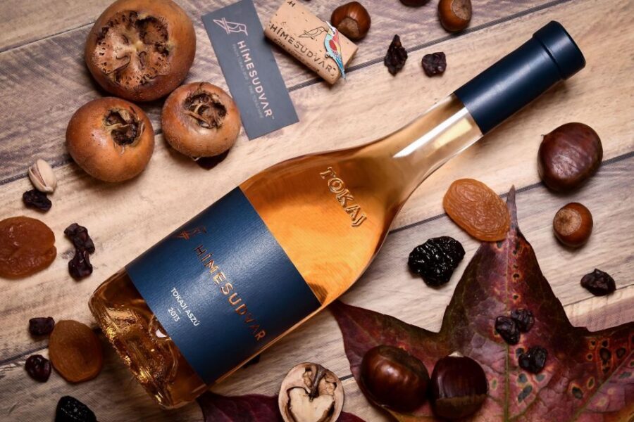 Tokaj: Classic Wine Tasting - Cheese, bread, and olives: the pairing that makes it feel real